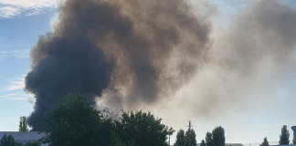 У Києві БпЛА попередньо влучив у склад FedEx Чорний дим над Києвом після атаки російського безпілотника