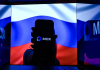 Російський Max виявився «бекдором» у смартфоні: що він може бачити Російський застосунок Max на смартфоні на тлі прапора РФ