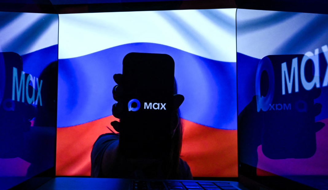 Застосунок Max Російський застосунок Max на смартфоні на тлі прапора РФ