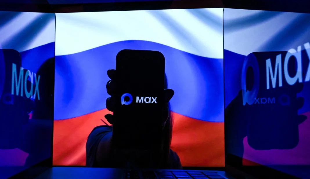 Застосунок Max Російський застосунок Max на смартфоні на тлі прапора РФ