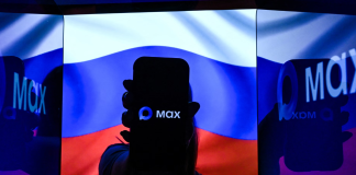 Російський Max виявився «бекдором» у смартфоні: що він може бачити Російський застосунок Max на смартфоні на тлі прапора РФ
