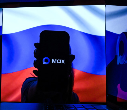 Російський Max виявився «бекдором» у смартфоні: що він може бачити Російський застосунок Max на смартфоні на тлі прапора РФ