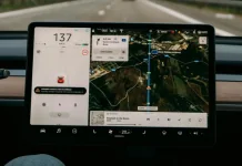 Google Maps в Android Auto з показником швидкості