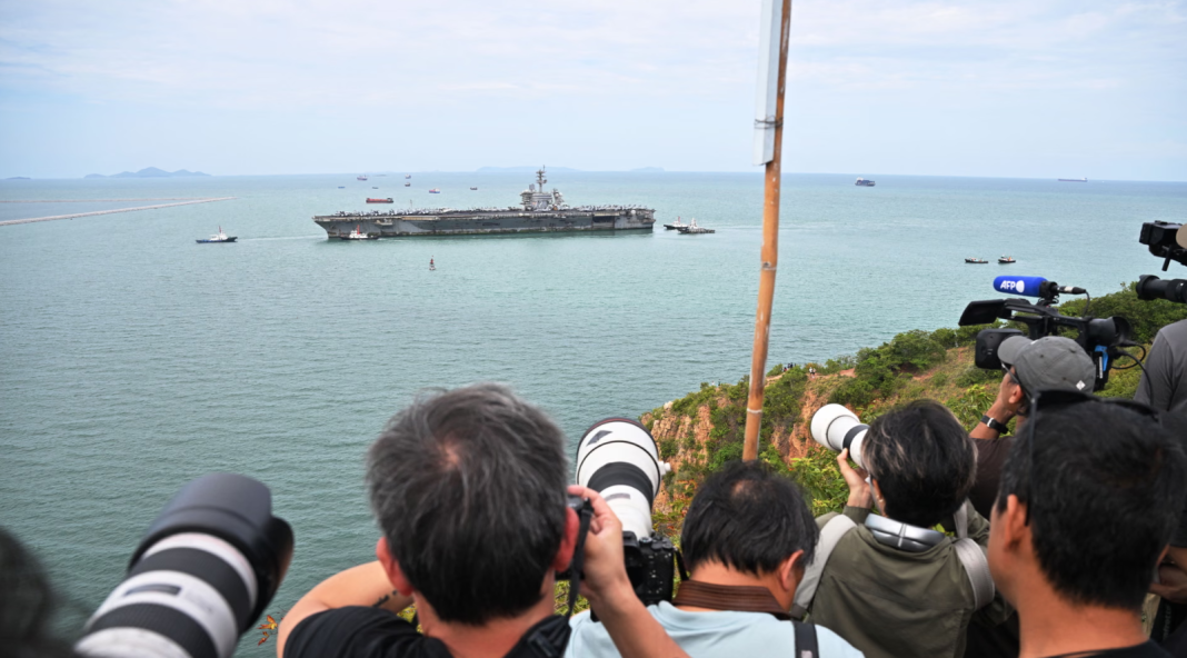 Авіаносець USS Abraham Lincoln у порту Таїланду