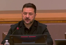 Зеленський назвав умову безпечного судноплавства в Чорному морі Володимир Зеленський виступає за столом із мікрофоном.