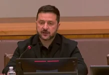 Зеленський назвав умову безпечного судноплавства в Чорному морі Володимир Зеленський виступає за столом із мікрофоном.