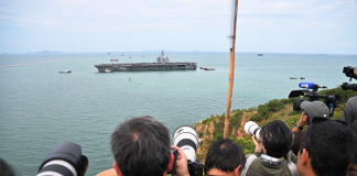 Авіаносець USS Abraham Lincoln у порту Таїланду
