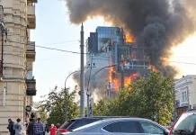 Російський БпЛА влучив у медцентр «Добробут» у Києві Пожежа в медцентрі «Добробут» після удару БпЛА у Києві
