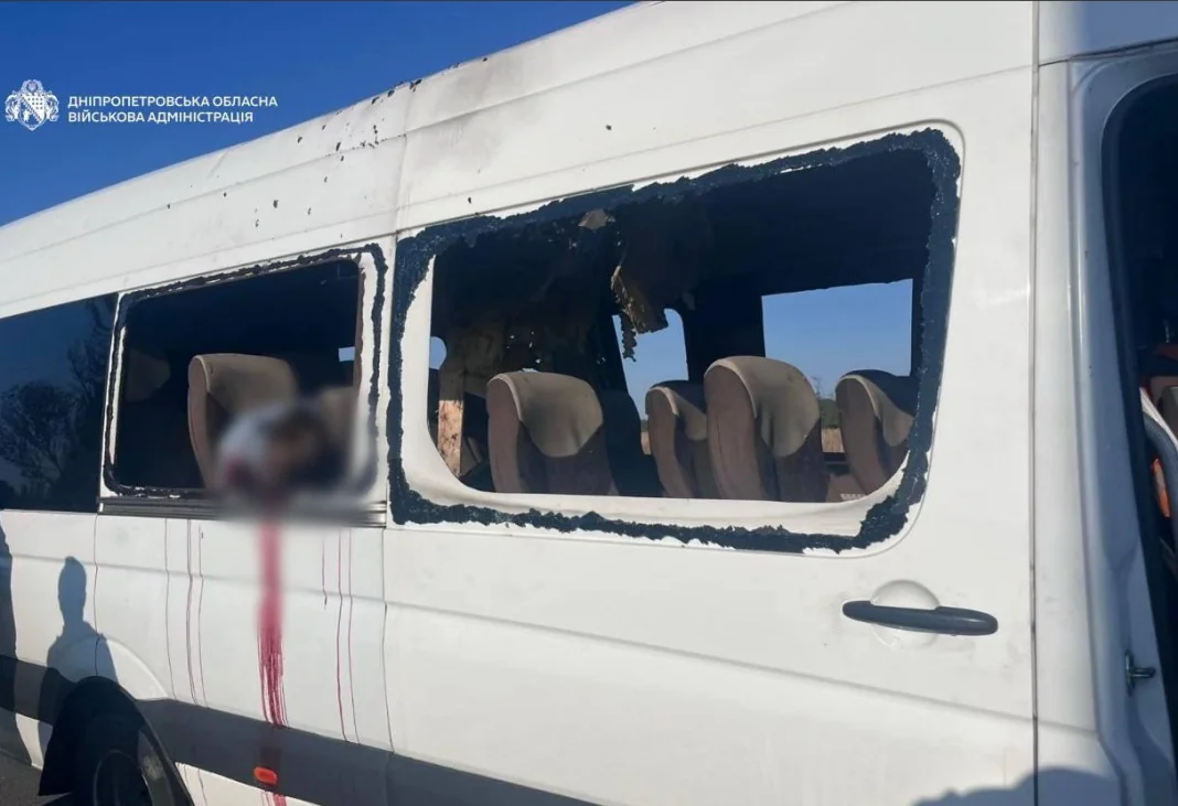 Пошкоджений рейсовий автобус Пошкоджений рейсовий автобус після удару дрона РФ на Нікопольщині