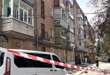 Росіяни вдарили КАБами по Сумах: двоє загиблих, поранена дитина Пошкоджений житловий будинок у Сумах після удару російських КАБів