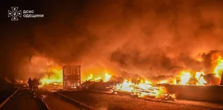 Масована атака по Україні: пошкоджені залізниця, підприємства та житло Пожежа після російської атаки на Одещину