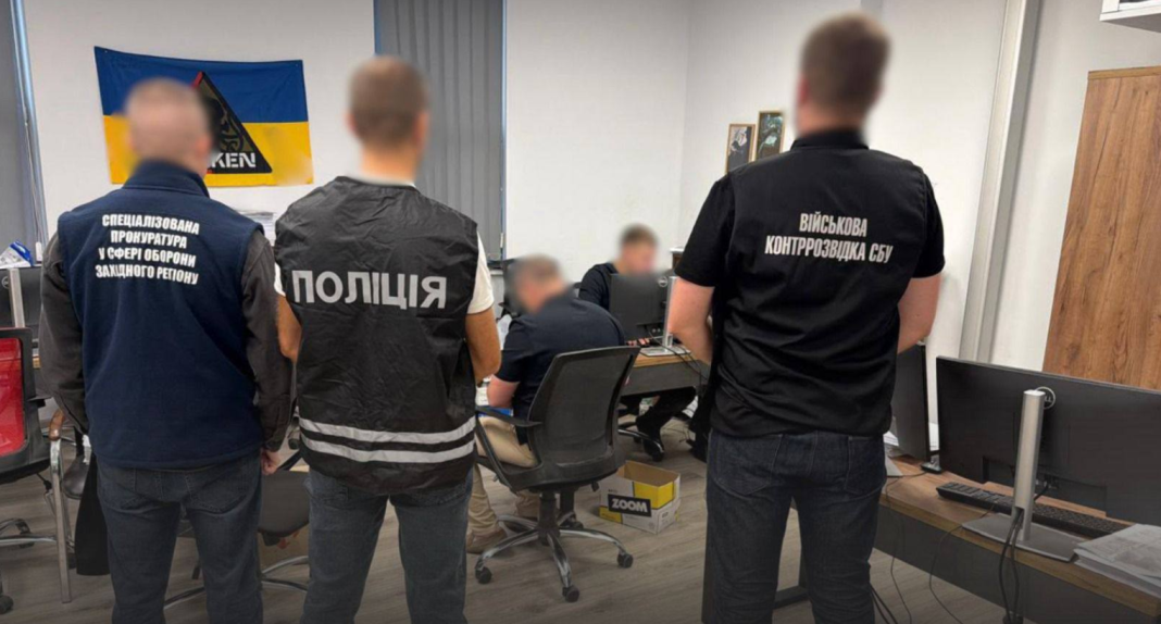 Слідчі у приміщенні ТЦК Правоохоронці проводять слідчі дії у приміщенні ТЦК