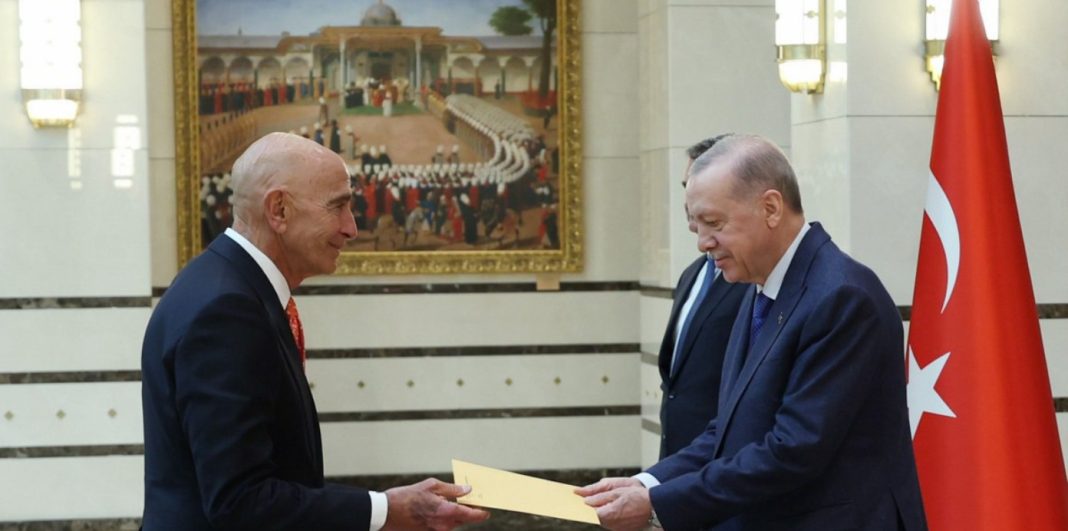 Recep Tayyip Erdoğan and Tom Barrack during a meeting in Ankara