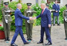Дональд Трамп під час спільної пресконференції з Міхолом Мартіном у Дубліні