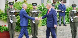 Дональд Трамп під час спільної пресконференції з Міхолом Мартіном у Дубліні