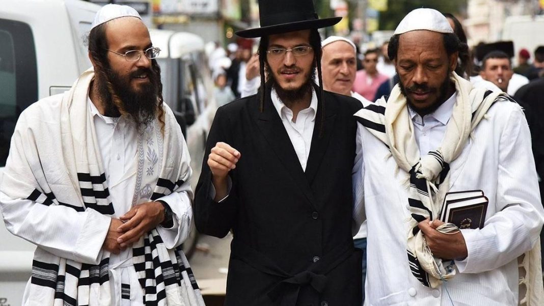 The arrival of Hasidic pilgrims in Uman