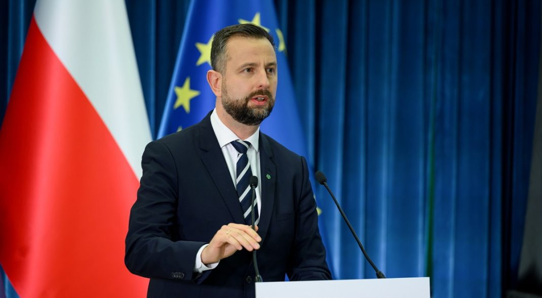 Владислав Косіняк-Камиш виступає на тлі прапорів Польщі та ЄС