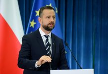 «Цькуйте українців далі»: глава Міноборони Польщі відповів опонентам Владислав Косіняк-Камиш виступає на тлі прапорів Польщі та ЄС