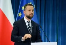 «Цькуйте українців далі»: глава Міноборони Польщі відповів опонентам Владислав Косіняк-Камиш виступає на тлі прапорів Польщі та ЄС