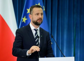 «Цькуйте українців далі»: глава Міноборони Польщі відповів опонентам Владислав Косіняк-Камиш виступає на тлі прапорів Польщі та ЄС