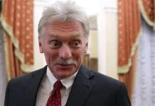 Дмитро Пєсков під час спілкування з журналістами