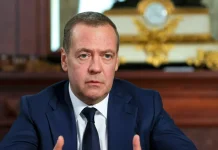 Дмитро Медведєв під час публічного виступу