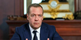 Дмитро Медведєв під час публічного виступу