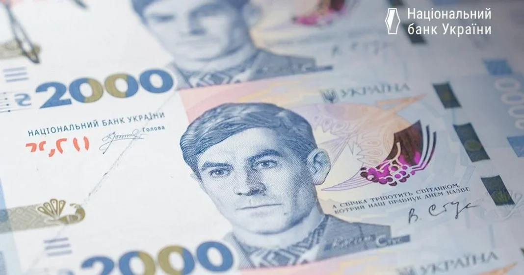 Нова синя банкнота номіналом 2000 гривень із портретом Василя Стуса