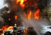 Пошкоджена внаслідок російської атаки будівля Національної академії наук України в Києві