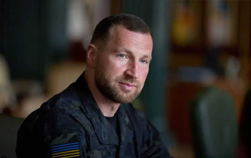 Євгеній Хмара спілкується з військовими під час візиту на Київщину