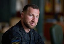 Євгеній Хмара спілкується з військовими під час візиту на Київщину