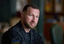 Євгеній Хмара спілкується з військовими під час візиту на Київщину