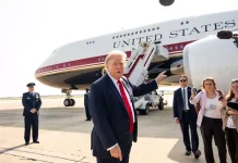 Donald Trump next to the presidential aircraft, Air Force One