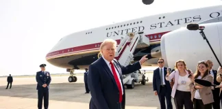 Donald Trump next to the presidential aircraft, Air Force One