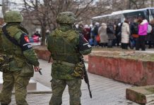 Розвідка попередила про ризик російських провокацій на ТОТ під час голосування Російські військові на тимчасово окупованій території України