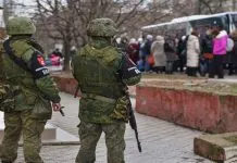 Розвідка попередила про ризик російських провокацій на ТОТ під час голосування Російські військові на тимчасово окупованій території України