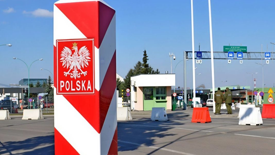 Пункт пропуску на польсько-українському кордоні