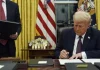 Трамп підписав новий санкційний закон проти Росії Дональд Трамп підписує закон у Білому домі