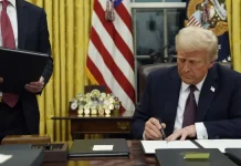 Трамп підписав новий санкційний закон проти Росії Дональд Трамп підписує закон у Білому домі