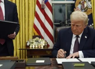 Трамп підписав новий санкційний закон проти Росії Дональд Трамп підписує закон у Білому домі