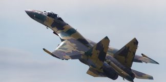 Російський багатоцільовий винищувач Су-35С у польоті