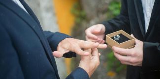 Одностатева пара обмінюється обручками під час церемонії