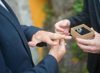 «Одностатевих шлюбів не буде»: Стефанчук назвав причину Одностатева пара обмінюється обручками під час церемонії