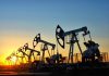 Нафта знову вище $100: що буде з цінами на бензин і дизель в Україні Нафтові верстати-качалки на родовищі на тлі заходу сонця.
