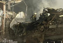 Рятувальники на руїнах таунхаусів у Вишневому після атаки дрона