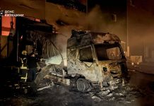Рятувальники ДСНС ліквідовують наслідки атаки на складські приміщення в Бучанському районі