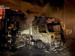 Рятувальники ДСНС ліквідовують наслідки атаки на складські приміщення в Бучанському районі