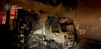 Рятувальники ДСНС ліквідовують наслідки атаки на складські приміщення в Бучанському районі
