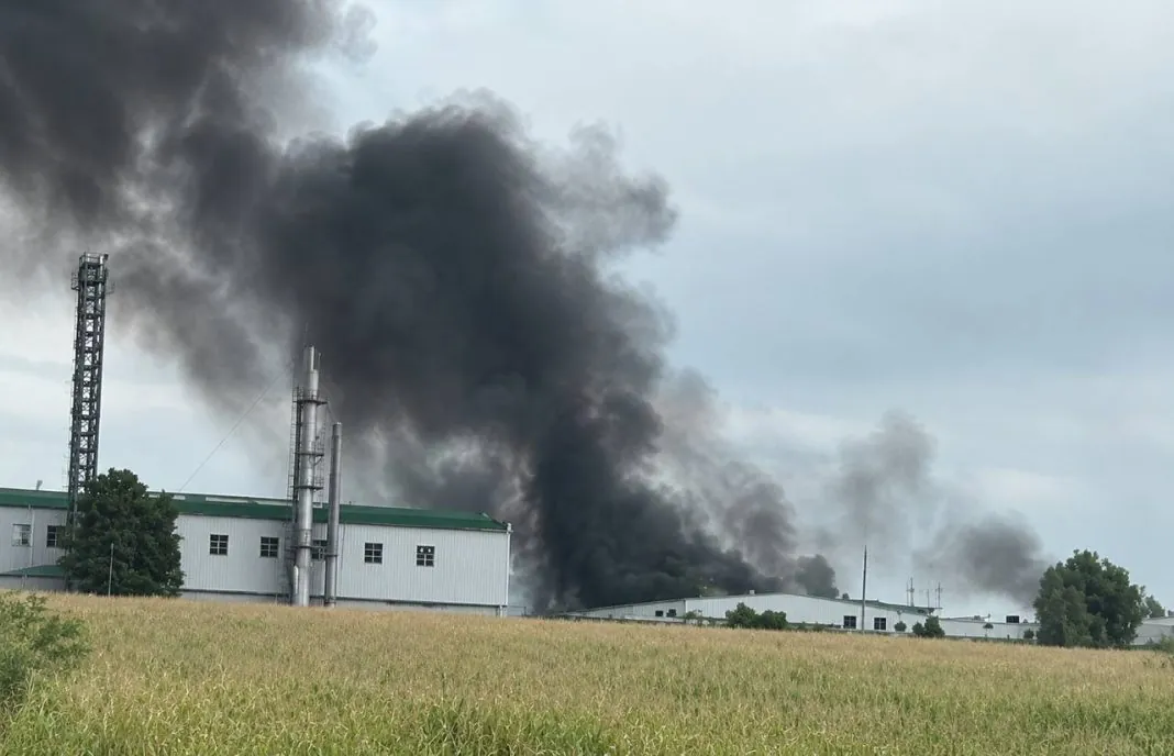 Пожежа на заводі Coca-Cola у Великій Димерці після атаки РФ