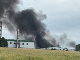 У Великій Димерці після атаки РФ горить завод Coca-Cola Пожежа на заводі Coca-Cola у Великій Димерці після атаки РФ